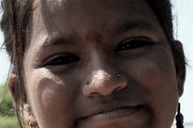 FACES OF INDIA 16 Potrait einer obdachlosen Bettlerin vor einem Tempel |portrait of a homeless beggar in front of a temple|