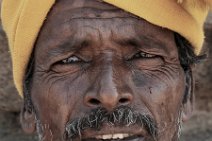 FACES OF INDIA 17 Potrait einer obdachlosen Bettlerin vor einem Tempel |portrait of a homeless beggar in front of a temple|