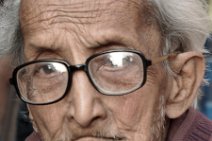 FACES OF INDIA 18 Potrait einer obdachlosen Bettlerin vor einem Tempel |portrait of a homeless beggar in front of a temple|