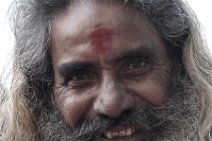 FACES OF INDIA 19 Potrait einer obdachlosen Bettlerin vor einem Tempel |portrait of a homeless beggar in front of a temple|