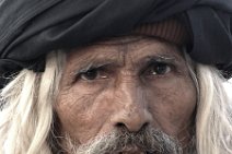 FACES OF INDIA 20 Potrait einer obdachlosen Bettlerin vor einem Tempel |portrait of a homeless beggar in front of a temple|