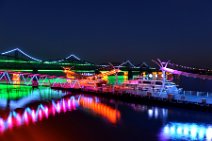 20141103_111035_colorful_illuminated_swimming_pier_on_YALU_river_DANDONG_China