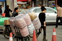 20121024_082006_PEOPLE+WORK_OUTSIDE_WUAI_MARKET_SHENYANG