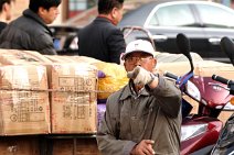 20121024_082011_PEOPLE+WORK_OUTSIDE_WUAI_MARKET_SHENYANG