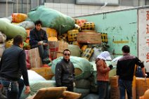 20121024_082611_PEOPLE+WORK_OUTSIDE_WUAI_MARKET_SHENYANG