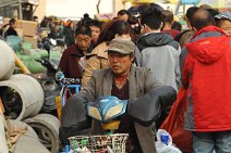 20121024_082723_PEOPLE+WORK_OUTSIDE_WUAI_MARKET_SHENYANG