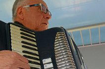20150606_163935_man_playing_the_accordion_COLOMBIA