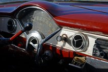 20160420_082936_cockpit_of_CLASSIC_CAR_red_Cuba