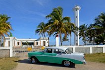 20160420_090243_CLASSIC_CAR_in_front_of_PUNTA_MAYA_lighthouse_MATANZAS_Cuba