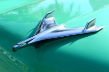 20160420_091304_hood_ornament_CLASSIC_CAR_green_Cuba