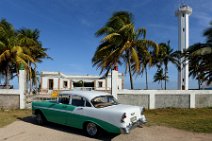 20160420_091345_CLASSIC_CAR_in_front_of_PUNTA_MAYA_lighthouse_MATANZAS_Cuba