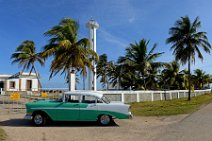 20160420_091417_CLASSIC_CAR_in_front_of_PUNTA_MAYA_lighthouse_MATANZAS_Cuba