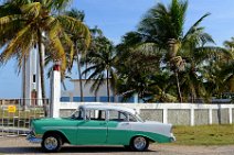 20160420_092114_CLASSIC_CAR_in_front_of_PUNTA_MAYA_lighthouse_MATANZAS_Cuba