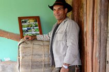 20160407_140104_farm_worker_on_a_tobacco_farm_in_VINALES_Cuba