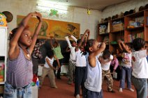 DSC_9006 Szene in einem privaten Kinderhilfsprojekt in Addis Abeba: Kinder beim Sport / Tanzunterricht