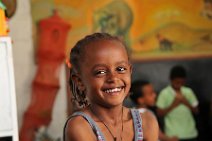DSC_9007 Szene in einem privaten Kinderhilfsprojekt in Addis Abeba: lachendes Maedchen beim Tanzunterricht