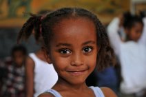 DSC_9030 Szene in einem privaten Kinderhilfsprojekt in Addis Abeba: lachendes Maedchen beim Tanzunterricht