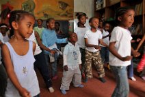 DSC_9042 Szene in einem privaten Kinderhilfsprojekt in Addis Abeba: Kinder beim Sport / Tanzunterricht