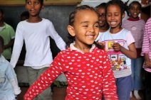 DSC_9051 Szene in einem privaten Kinderhilfsprojekt in Addis Abeba: Kinder beim Sport / Tanzunterricht