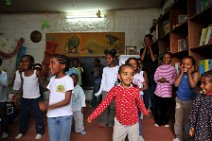 DSC_9053 Szene in einem privaten Kinderhilfsprojekt in Addis Abeba: Kinder beim Sport / Tanzunterricht