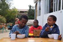 DSC_9056 Szene in einem privaten Kinderhilfsprojekt in Addis Abeba: Kinder beim Mittagessen