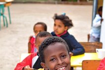 DSC_9060 Szene in einem privaten Kinderhilfsprojekt in Addis Abeba: Kinder beim Mittagessen