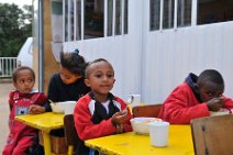 DSC_9068 Szene in einem privaten Kinderhilfsprojekt in Addis Abeba: Kinder beim Mittagessen