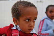 DSC_9074 Szene in einem privaten Kinderhilfsprojekt in Addis Abeba: kleiner Junge, schmollend