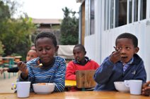 DSC_9095B Szene in einem privaten Kinderhilfsprojekt in Addis Abeba: Kinder beim Mittagessen