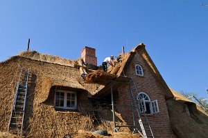DOCU 2009 - SEP-23 - THATCHED ROOF TILLING WORK (REET DACHDECKUNG)