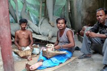 P1100264 Maenner stellen Zigarettennher; Szenen aus Kumurtuli in Kalkutta