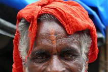 P1100273 Portrait: aelterer Mann in Kalkutta (Hindu)