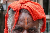 P1100295 Portrait: aelterer Mann in Kalkutta (Hindu)