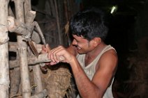 P1100299 Szenen aus Kumurtuli in Kalkutta; Handwerker formen Skulpturen aus Lehm; Aus Stroh und Lehm formen Handwerker indische Goetter und Figuren (meist religioese...