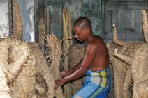 P1100312 Szenen aus Kumurtuli in Kalkutta; Handwerker formen Skulpturen aus Lehm; Aus Stroh und Lehm formen Handwerker indische Goetter und Figuren (meist religioese...