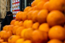 Veiled woman and oranges - Spice Bazaar - Istanbul - Turkey Veiled woman and oranges - Spice Bazaar - Istanbul - Turkey