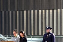 P1250134 Szene am Ground Zero Die Namen der Toten vom 11.9. werden von deren Angehoerigen verlesen. All names of the 9/11 victims are read by their families. Fünf Jahre...