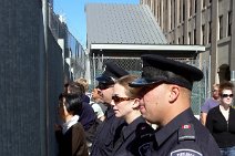 P1250160 Szene am Ground Zero Feuerwehrleute aus Kanada. Canadian firemen. Fünf Jahre nach den Anschlägen vom 11. September 2001 findet am und um Ground Zero, dem Platz...