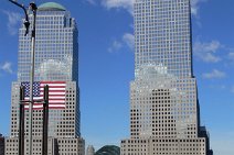 P1250189 Szene am Ground Zero Das WORLD FINANCIAL CENTER mit riesiger US Flagge. The WORLD FINANCIAL CENTER with giant Star Spangled Banner. Fünf Jahre nach den...