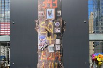 P1250199 Szene am Ground Zero Dieses Bild zeigt den letyten geborgenen Stahltraeger vom WTC. This paintimg show the last found steel of WTC. Fünf Jahre nach den...