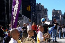 P1250209 Szene am Ground Zero Moenche demonstrieren mit leisen Gesaengen fuer Frieden. Monks demonstrate with silent songs for peace. Fünf Jahre nach den Anschlägen vom...